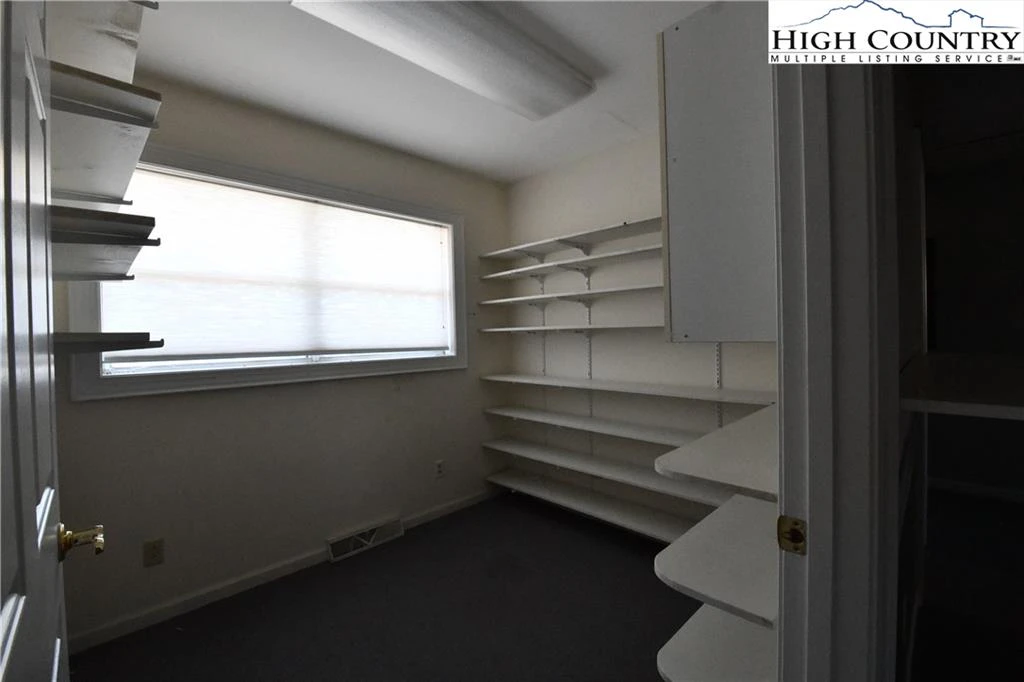 Image number 10 for the current listing