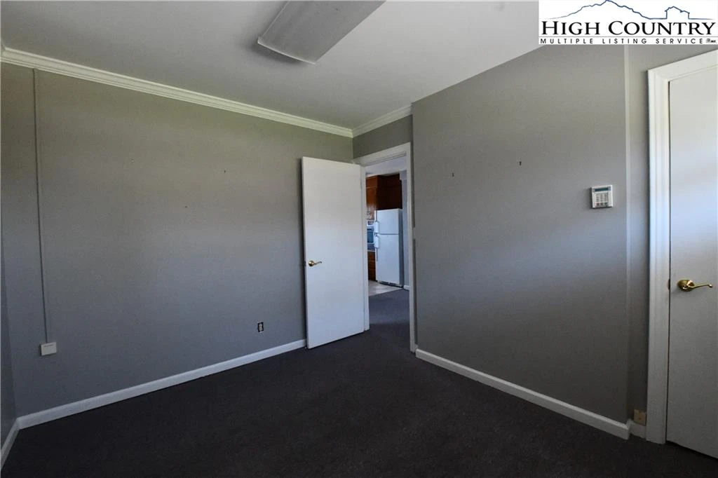 Image number 7 for the current listing