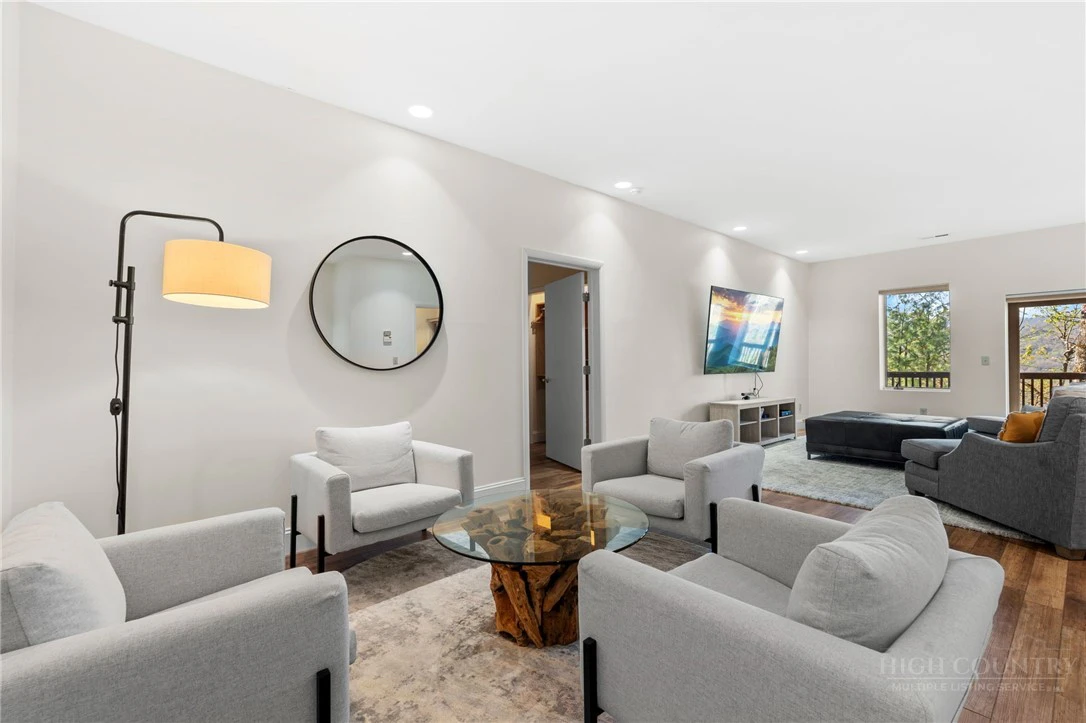 Image number 8 for the current listing
