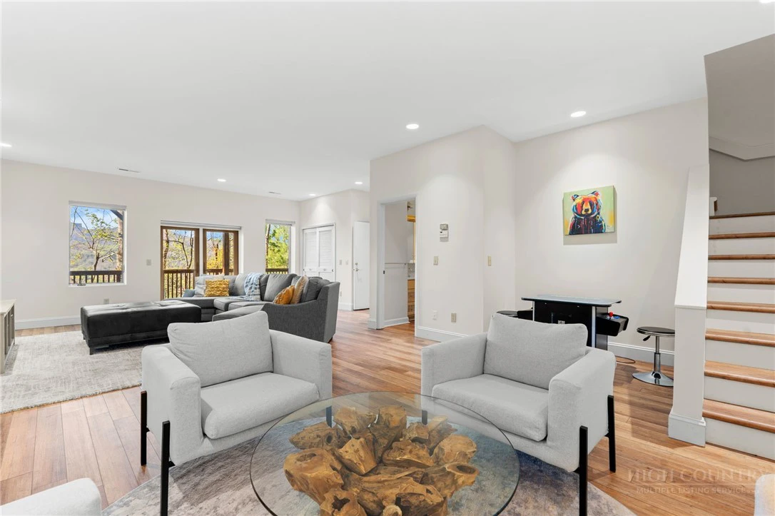 Image number 7 for the current listing
