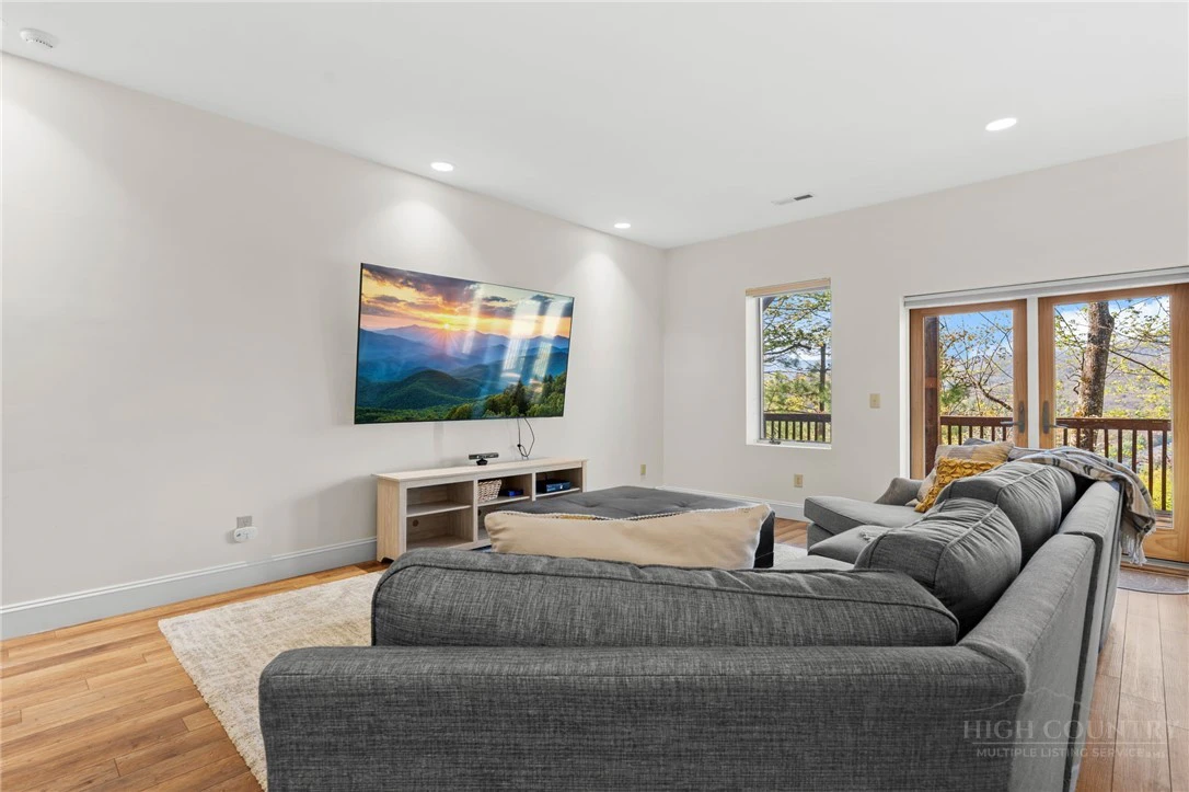 Image number 9 for the current listing