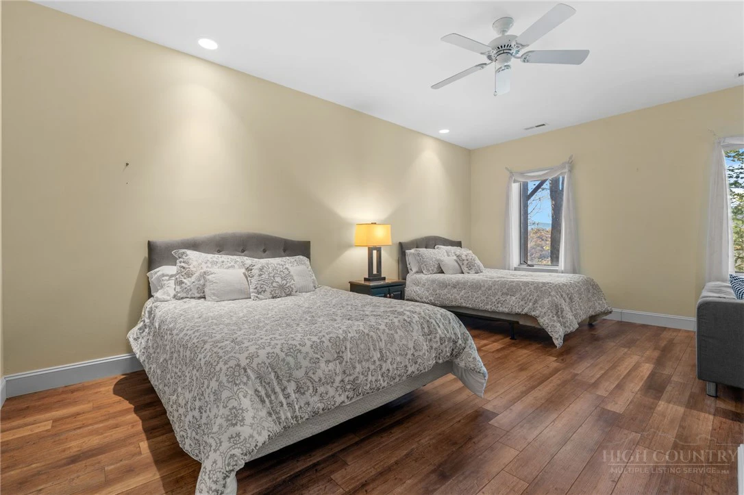 Image number 11 for the current listing