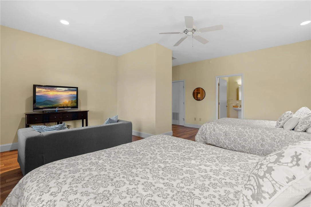Image number 13 for the current listing