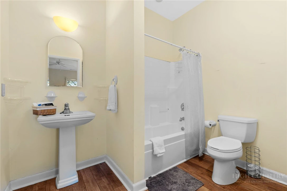 Image number 2 for the current listing