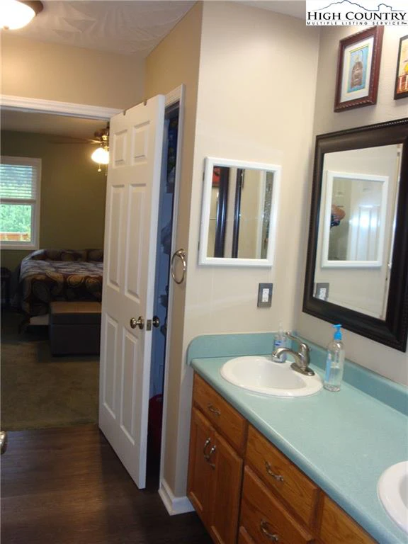Image number 7 for the current listing