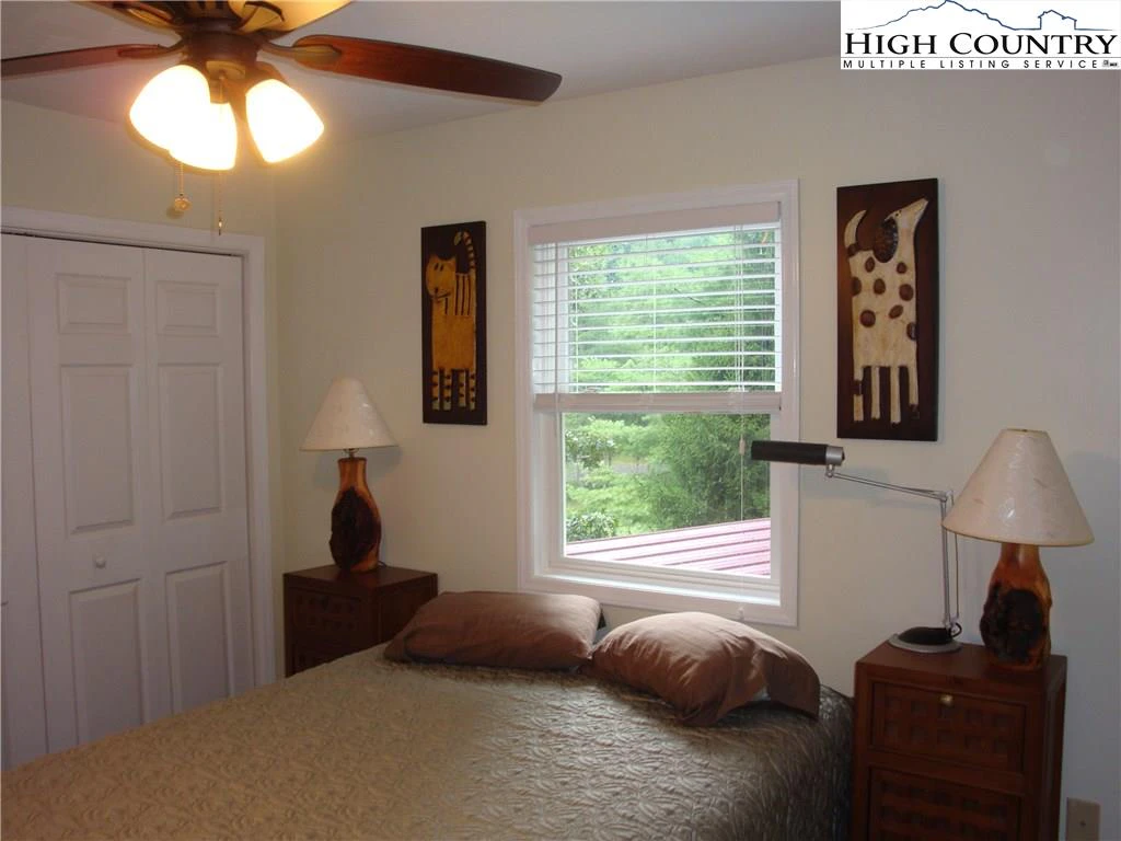 Image number 11 for the current listing