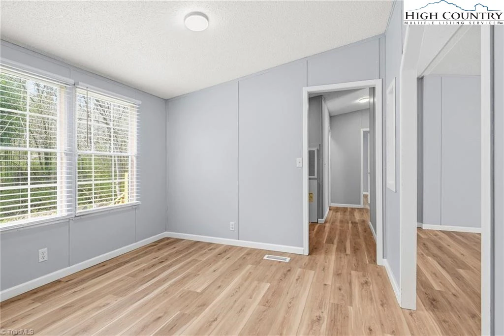 Image number 4 for the current listing