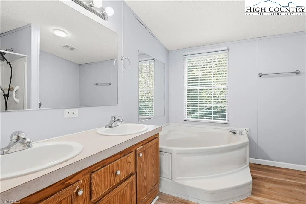 Image number 7 for the current listing