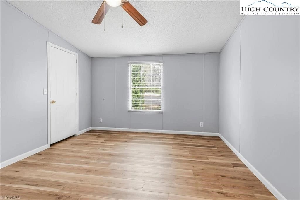 Image number 9 for the current listing