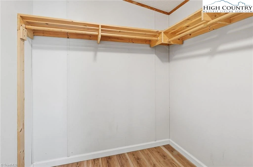 Image number 11 for the current listing