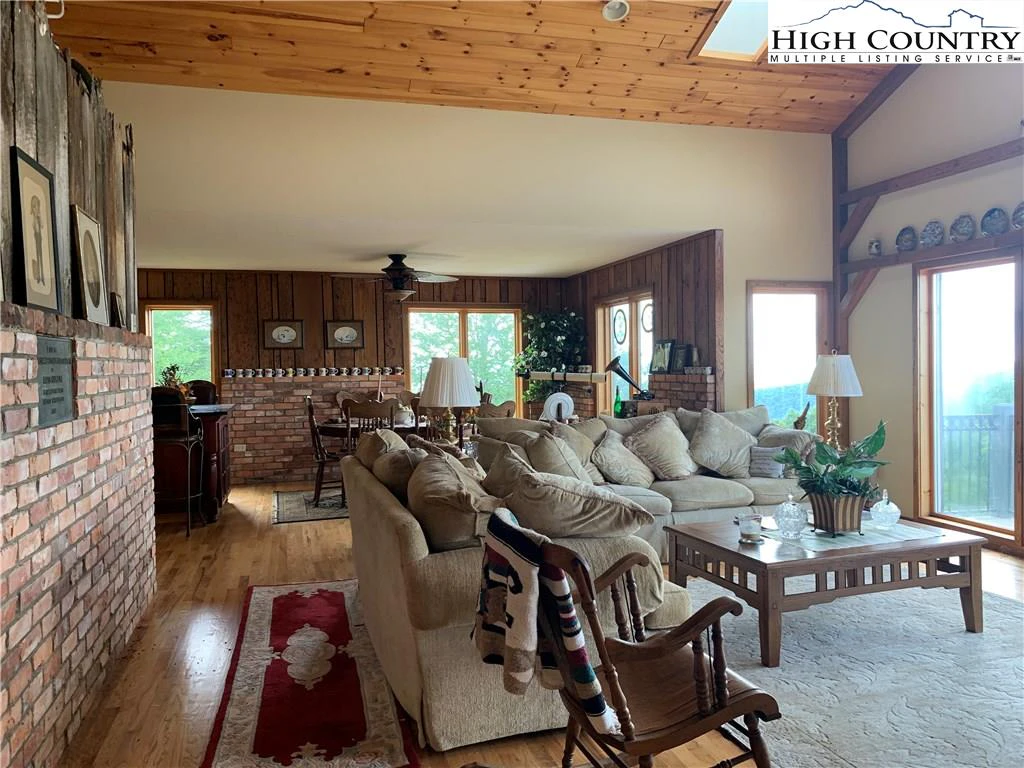 Image number 2 for the current listing