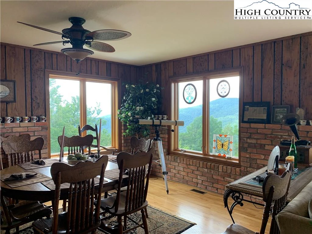 Image number 14 for the current listing