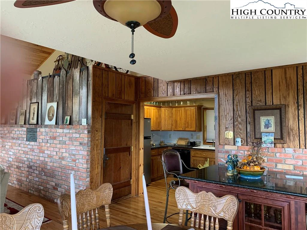 Image number 13 for the current listing