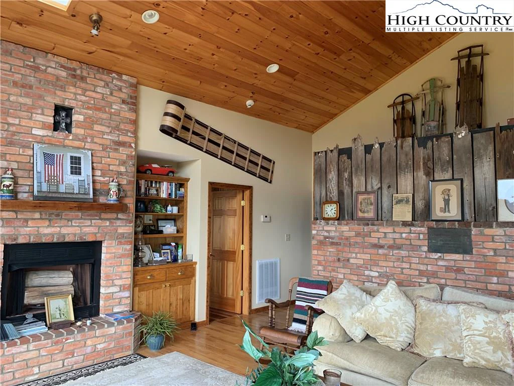 Image number 10 for the current listing