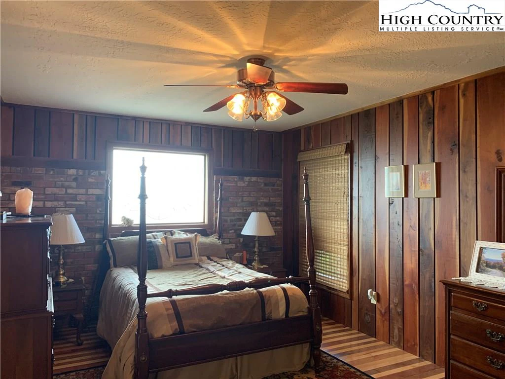 Image number 9 for the current listing