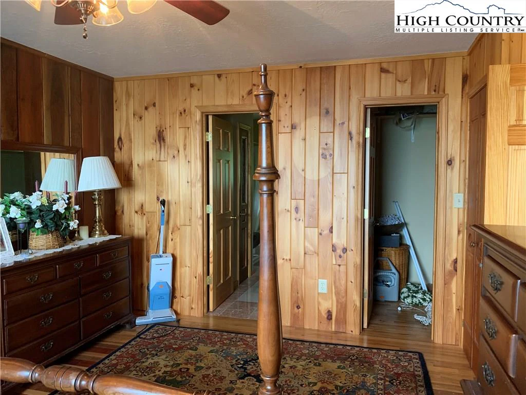 Image number 8 for the current listing