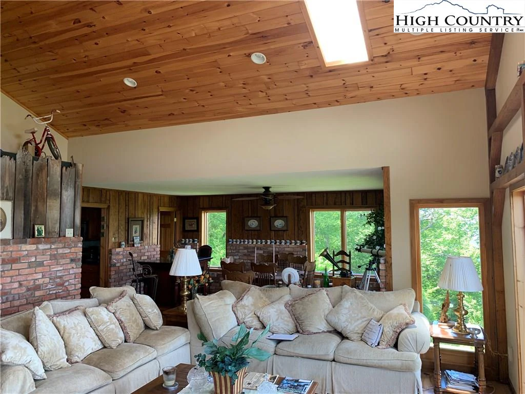 Image number 18 for the current listing