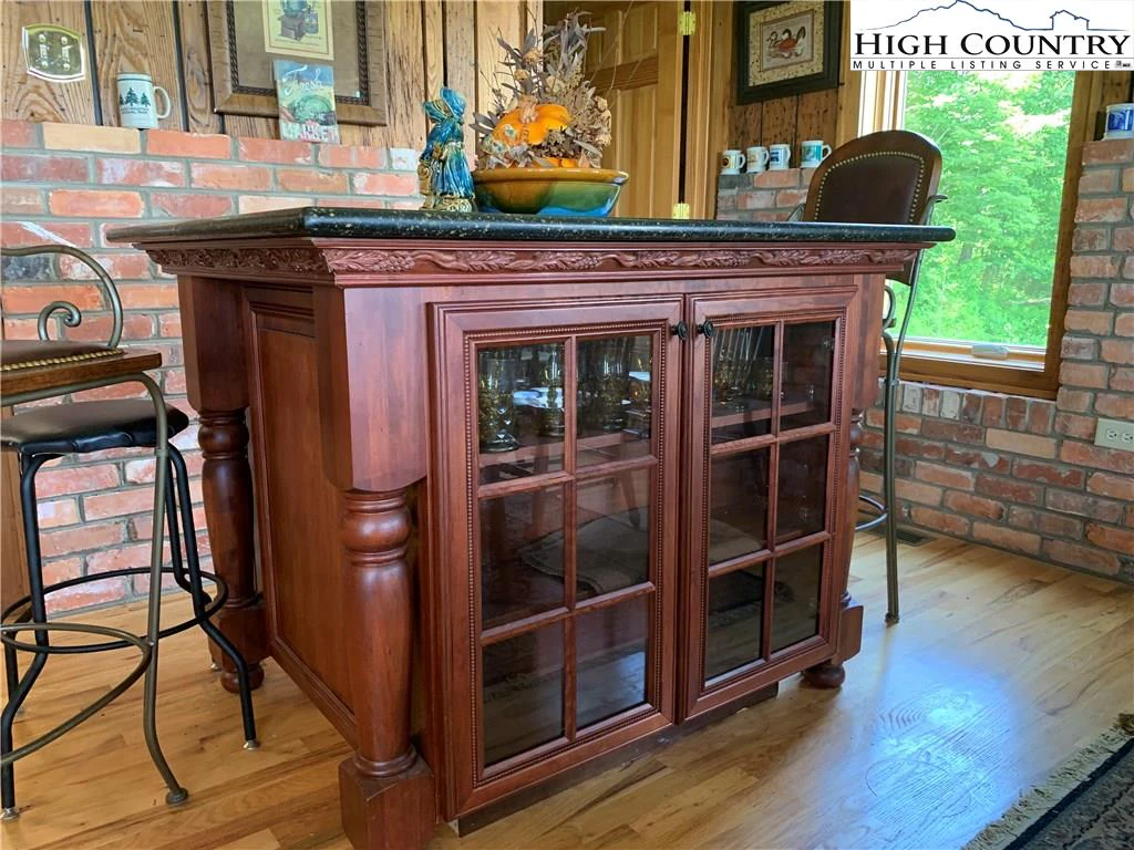 Image number 17 for the current listing