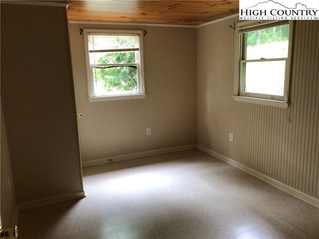 Image number 14 for the current listing
