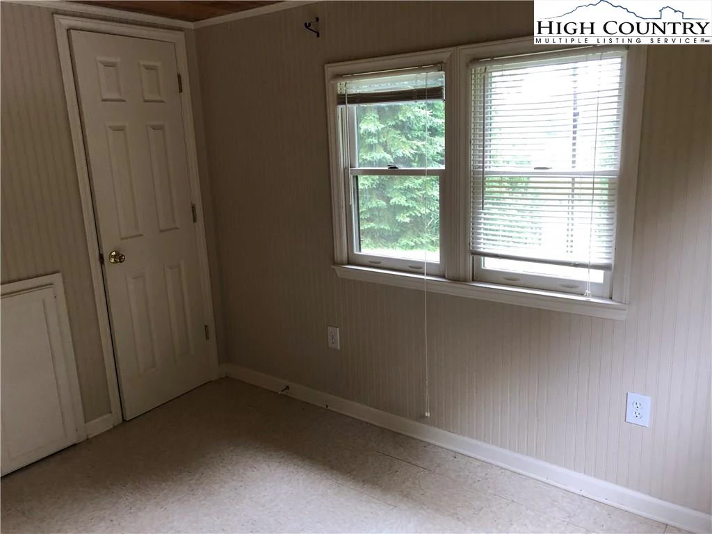 Image number 13 for the current listing