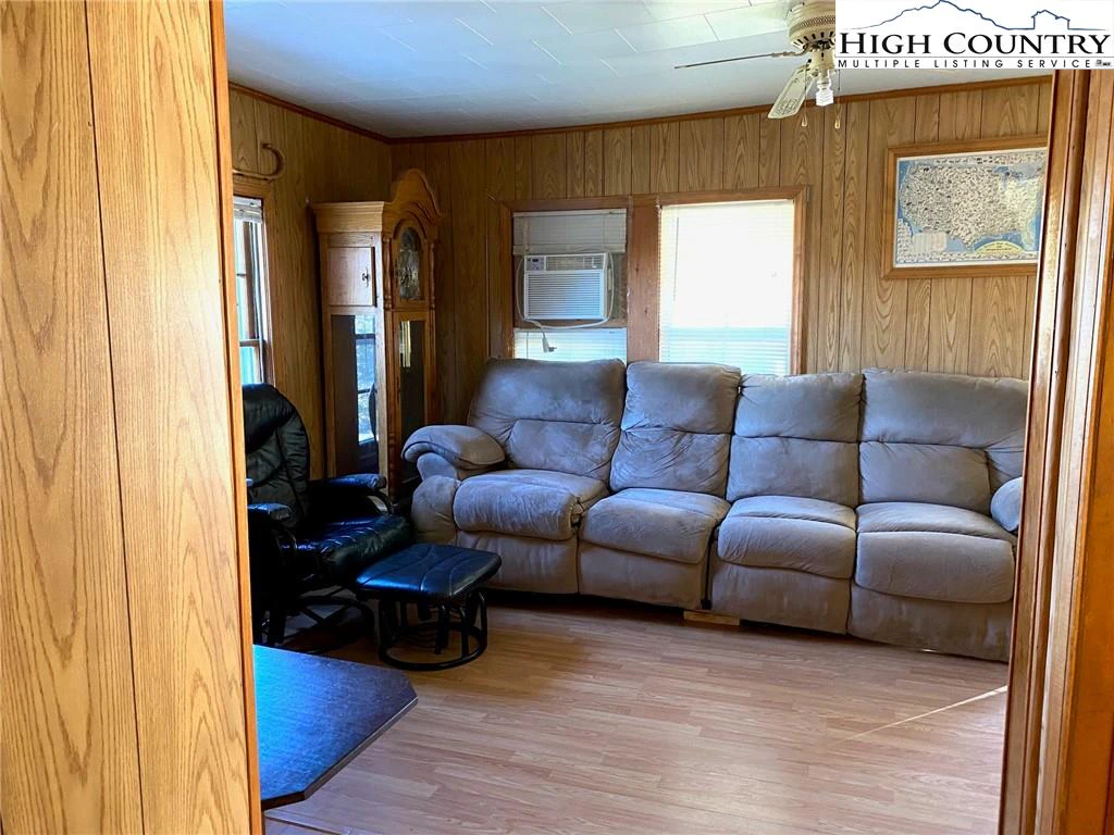 Image number 11 for the current listing