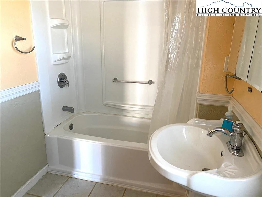 Image number 2 for the current listing