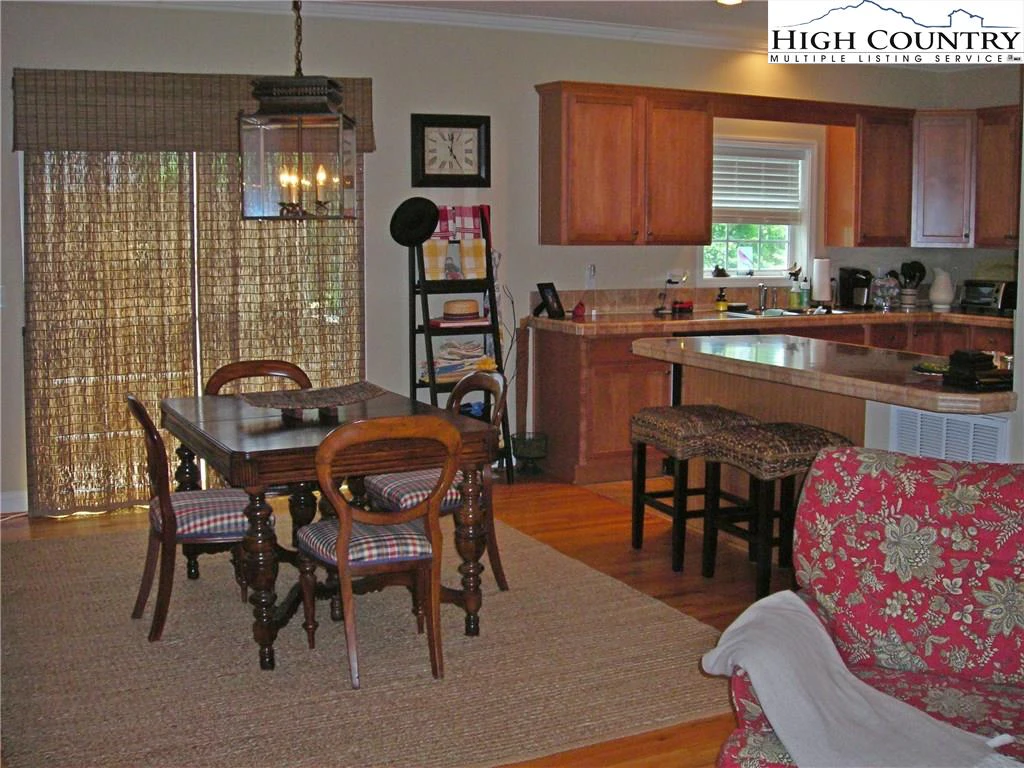 Image number 15 for the current listing