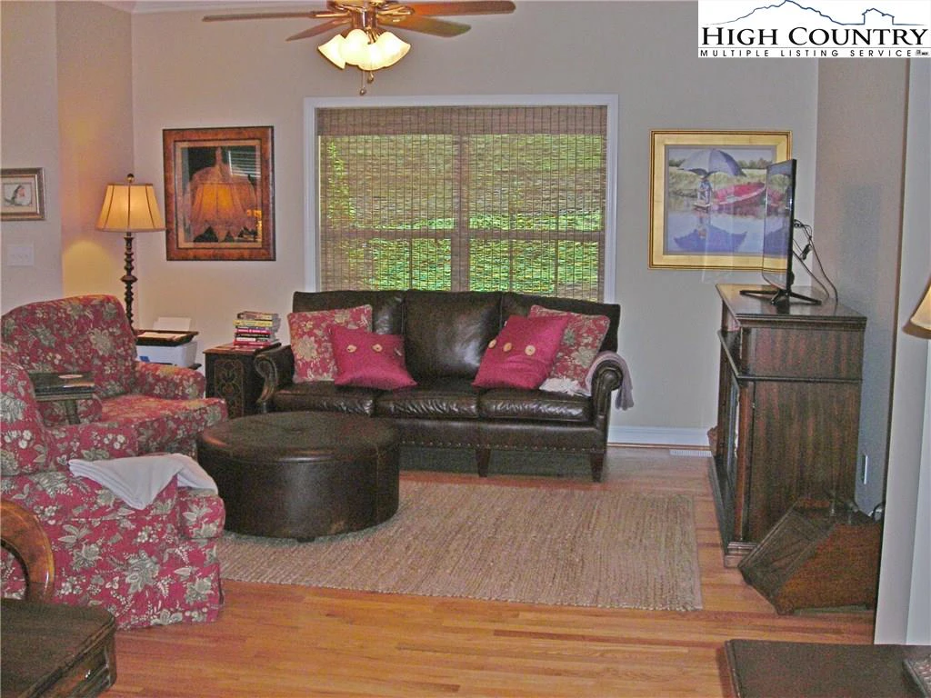 Image number 14 for the current listing