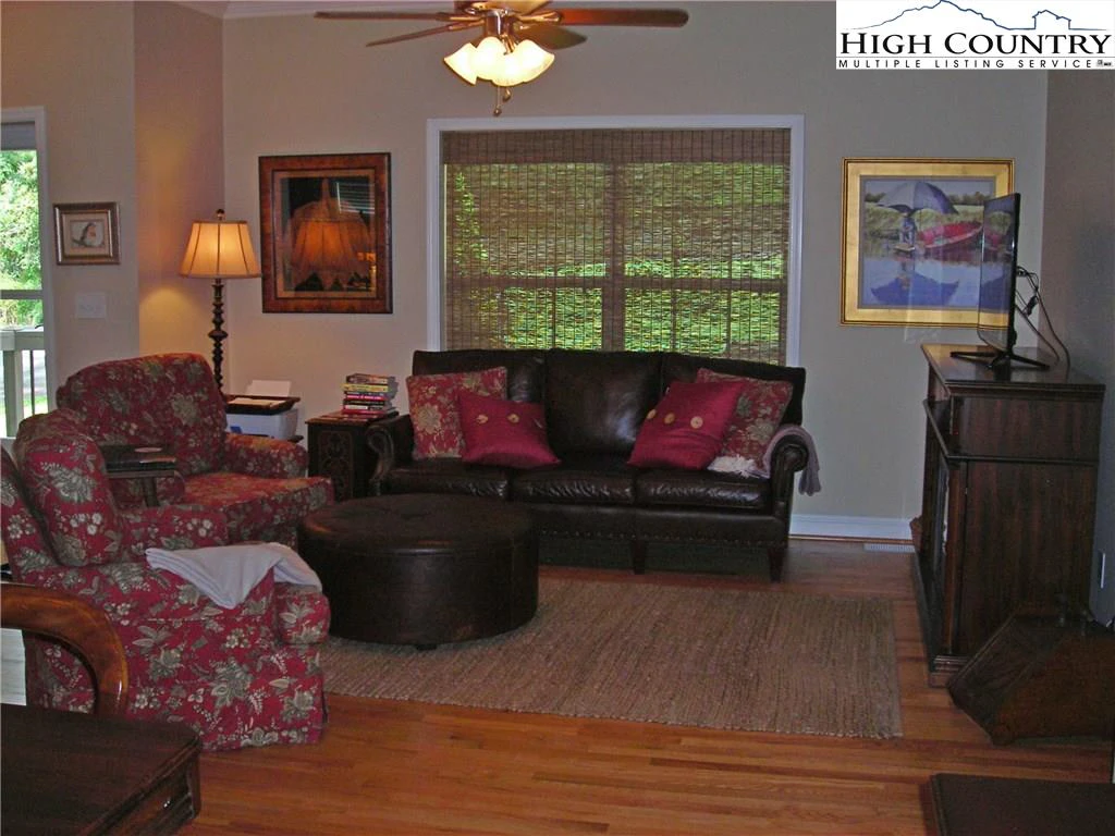 Image number 13 for the current listing
