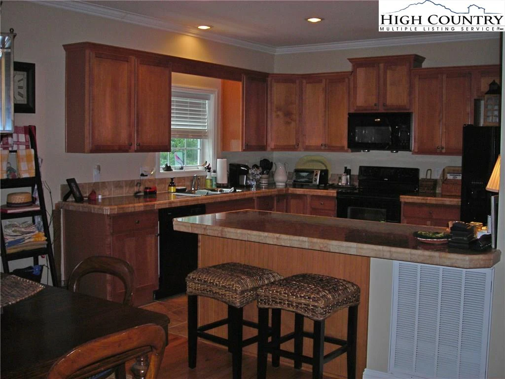 Image number 11 for the current listing