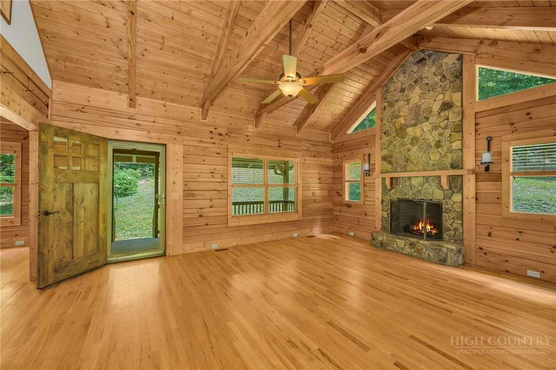 Image number 15 for the current listing
