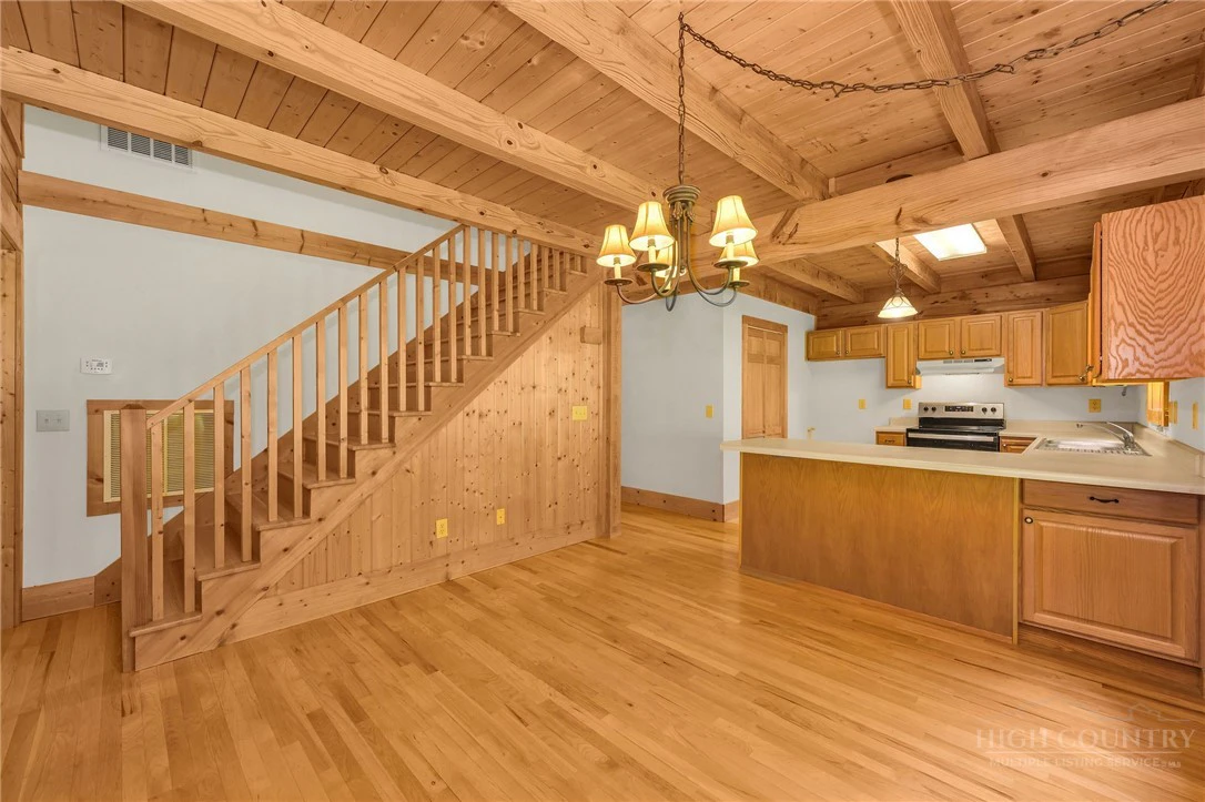 Image number 19 for the current listing