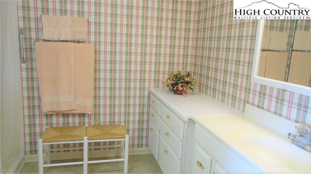 Image number 4 for the current listing