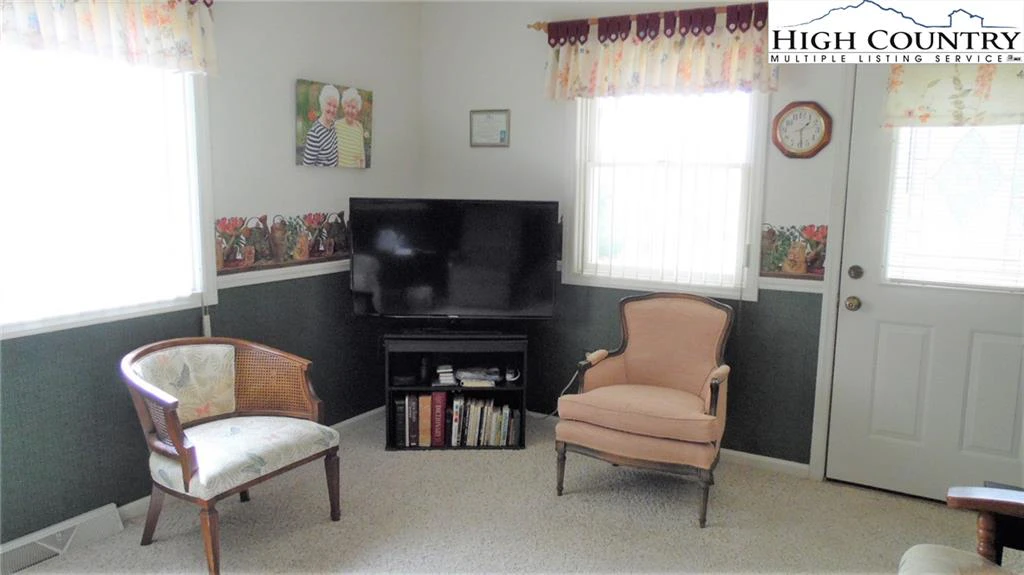 Image number 11 for the current listing