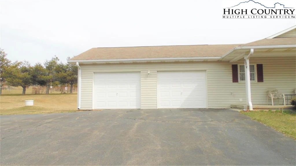Image number 19 for the current listing