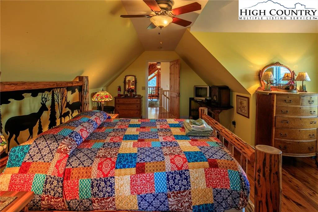 Image number 11 for the current listing