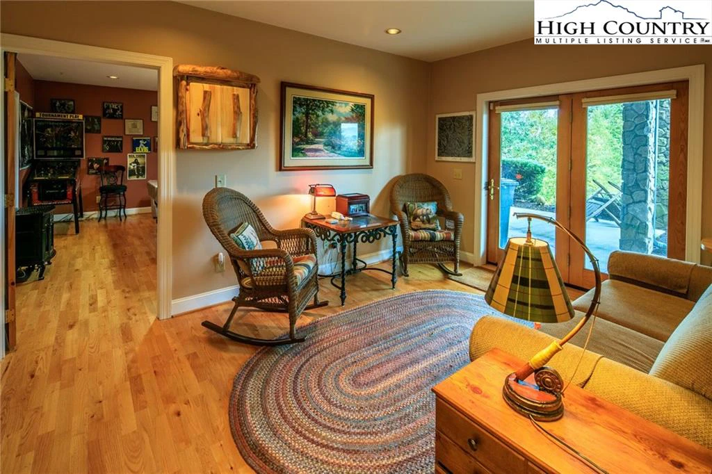 Image number 17 for the current listing