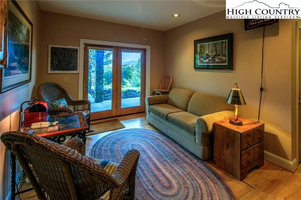 Image number 18 for the current listing