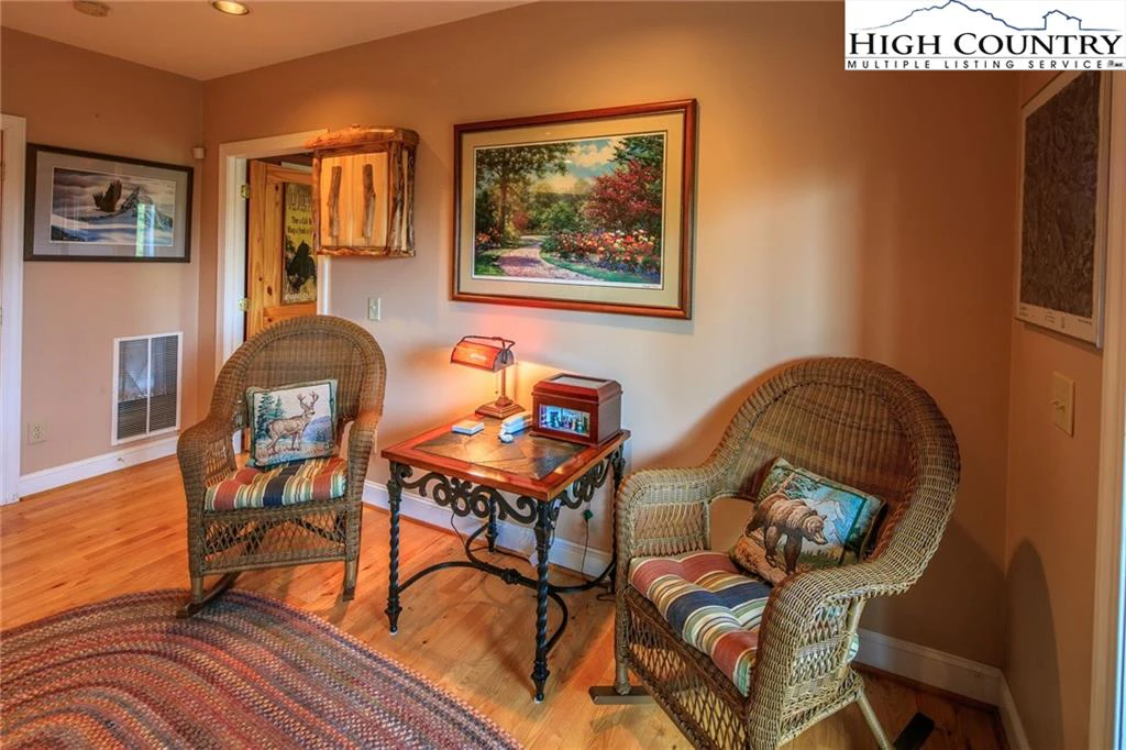 Image number 19 for the current listing