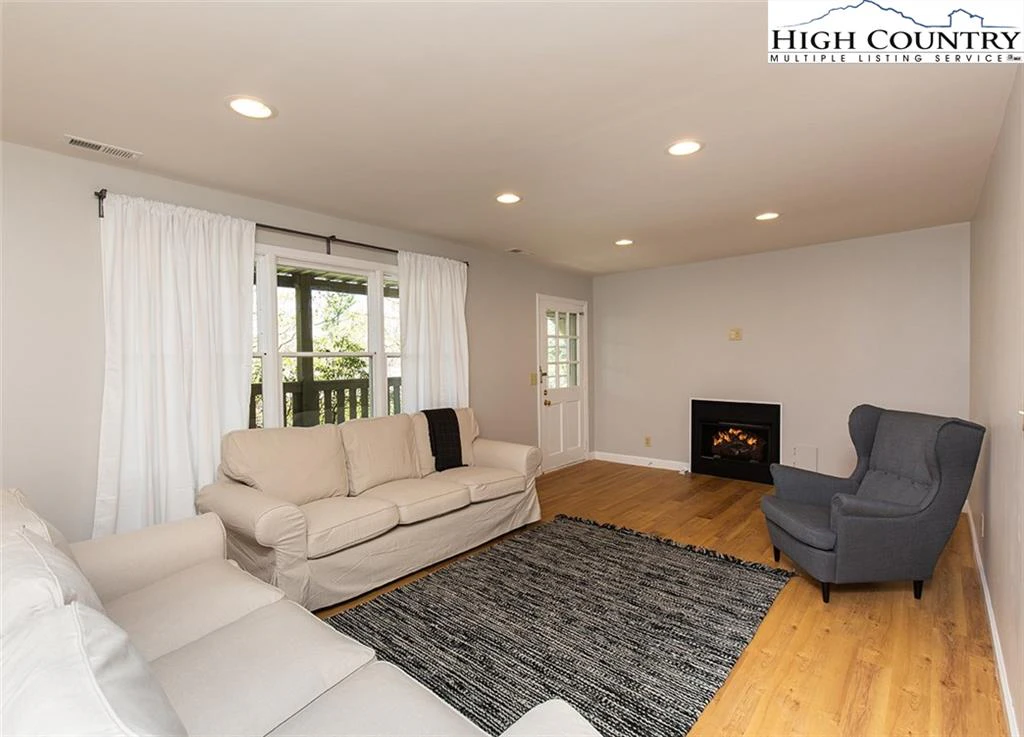 Image number 4 for the current listing