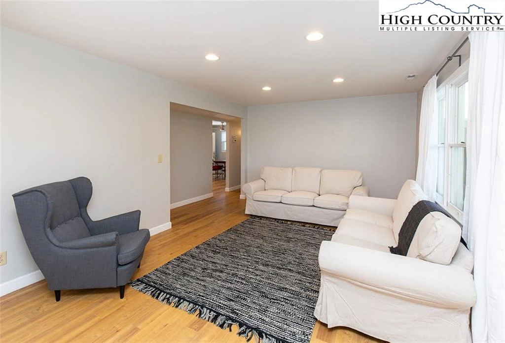Image number 5 for the current listing