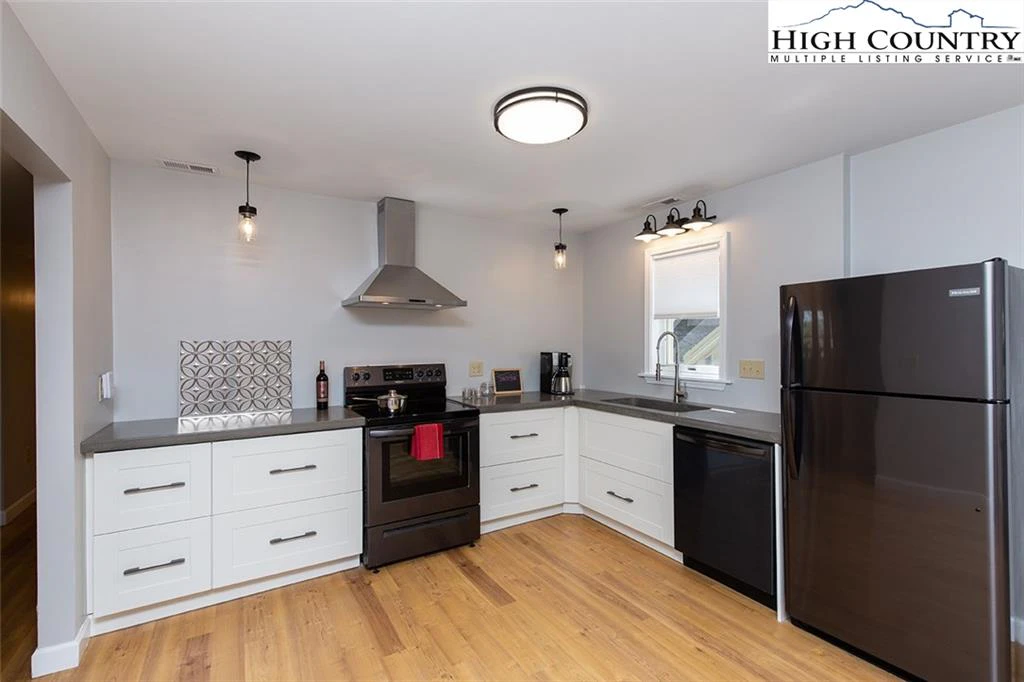 Image number 7 for the current listing
