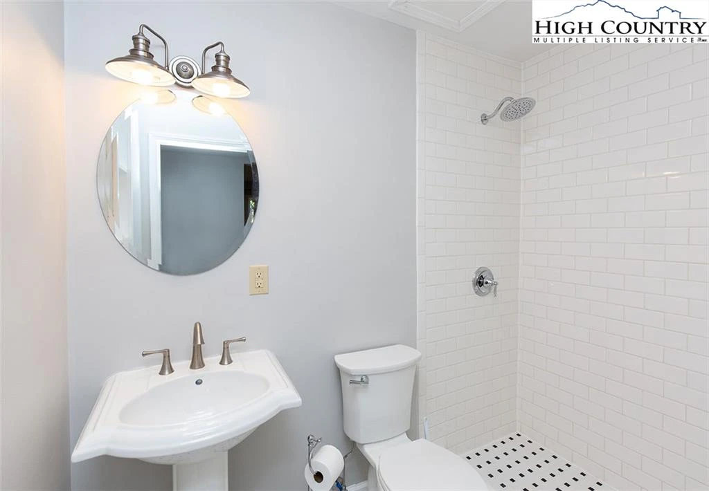 Image number 9 for the current listing