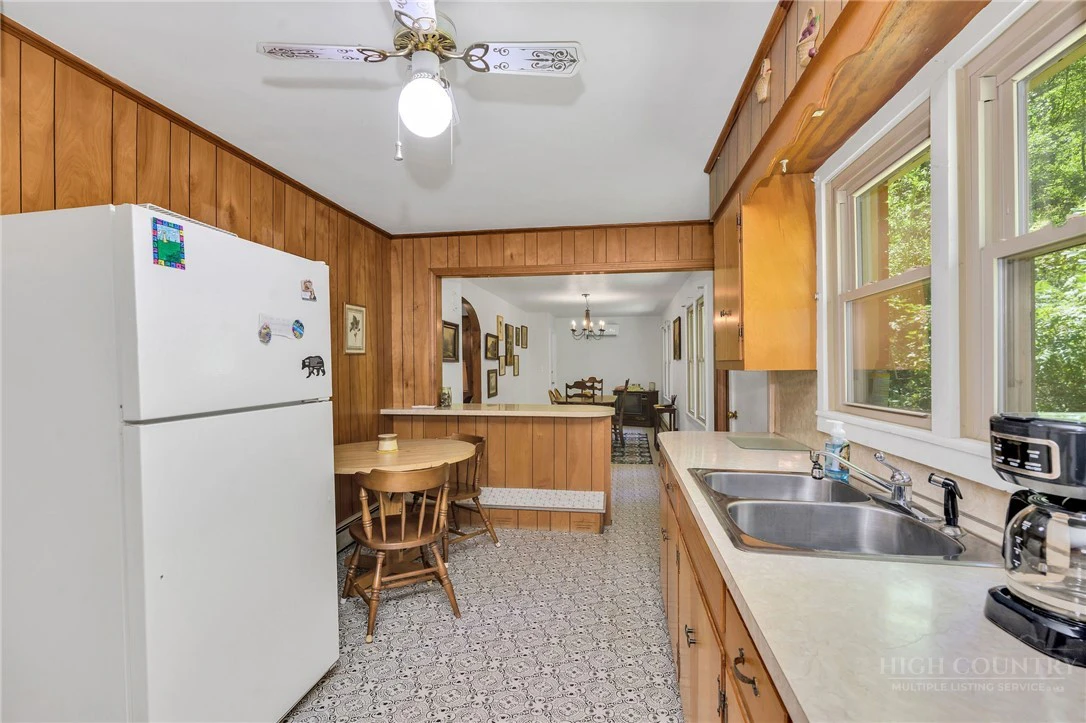 Image number 18 for the current listing