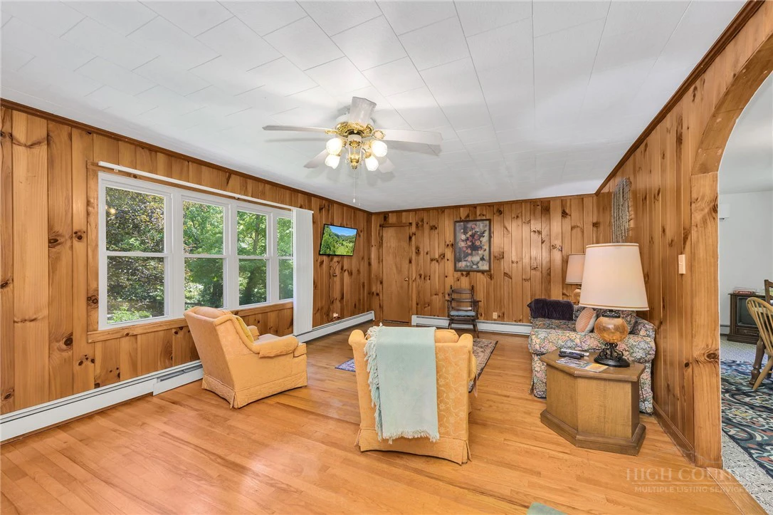 Image number 9 for the current listing