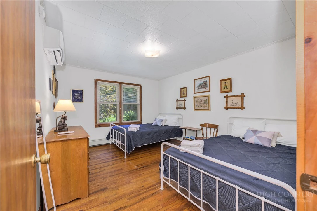 Image number 20 for the current listing
