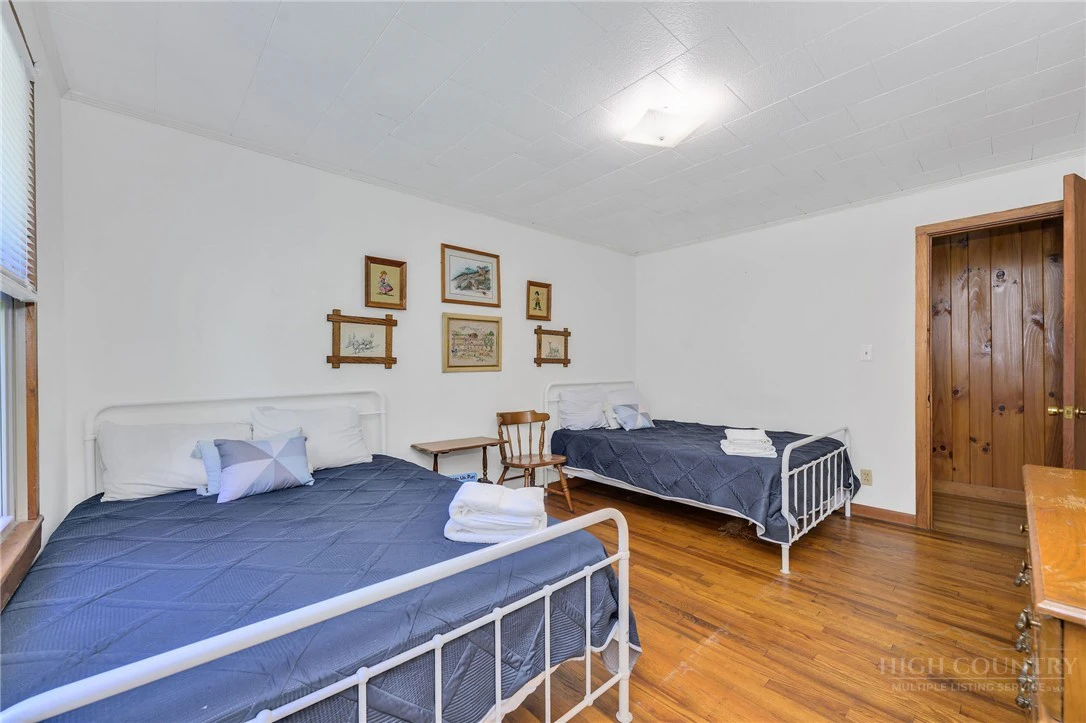 Image number 21 for the current listing