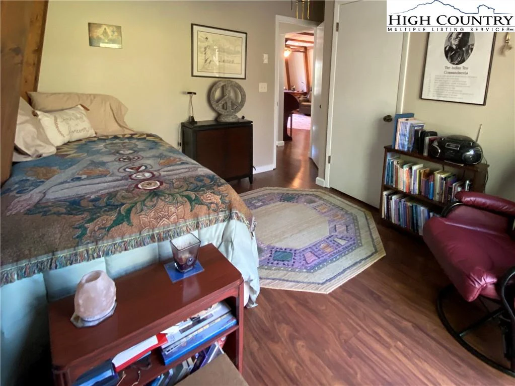 Image number 6 for the current listing