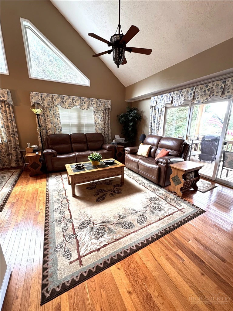 Image number 3 for the current listing