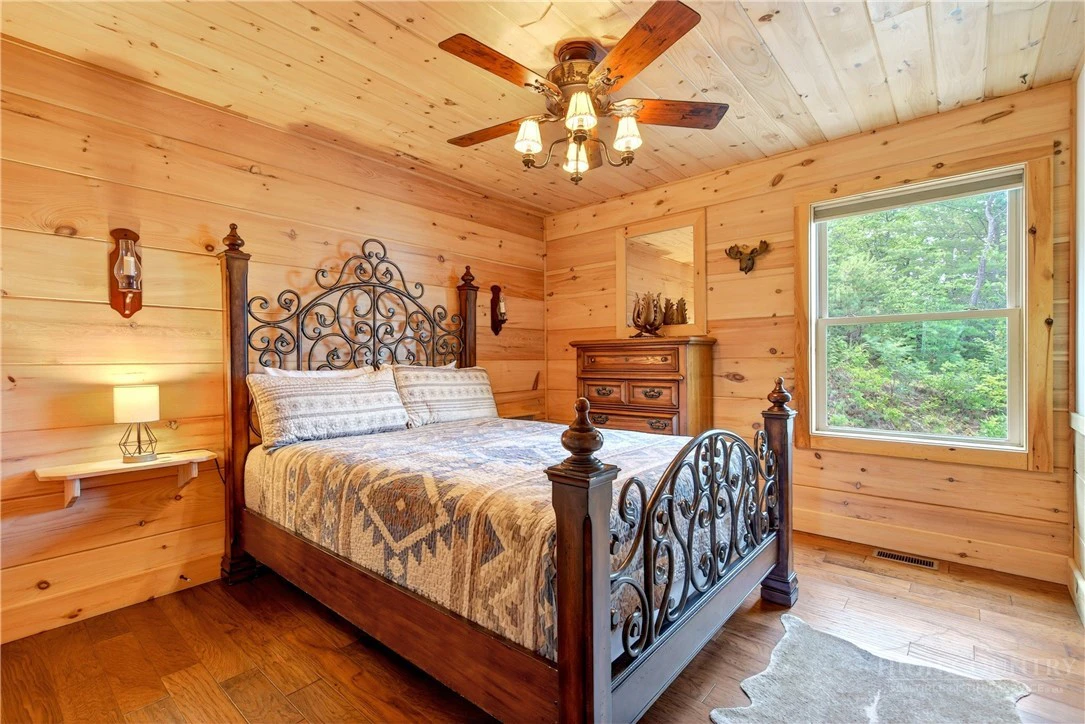 Image number 15 for the current listing